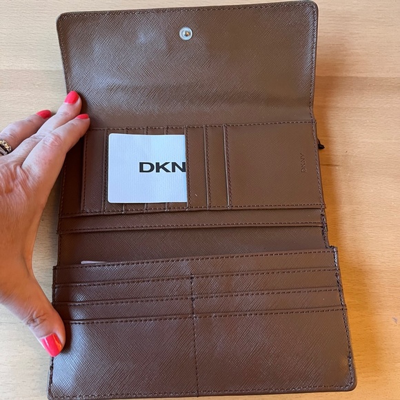 Brand New DKNY Donna Karen Green Leather Wallet - Picture 5 of 14